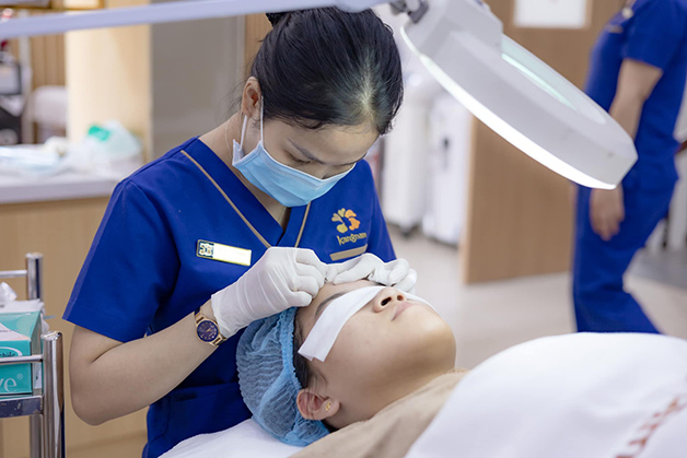 Kỹ thuật viên lấy mụn triệt để, không thâm sẹo