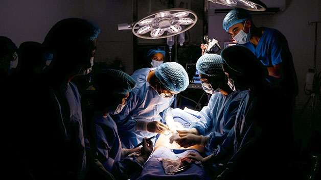 Ekip bác sĩ thực hiện phẫu thuật chỉnh hàm cho Thu Hường