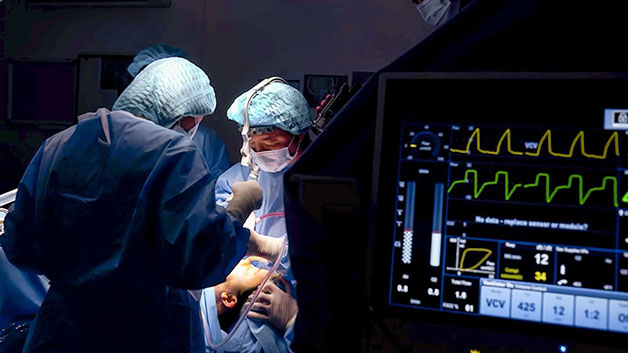 Cuộc phẫu căng thẳng kéo dài nhiều tiếng đồng hồ