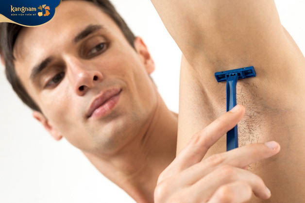 Dùng dao cạo để làm sạch lông