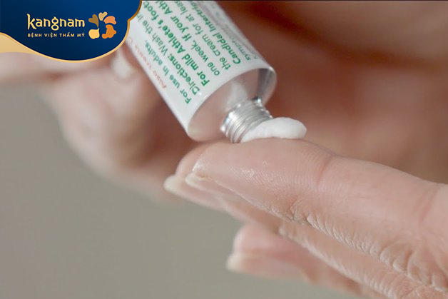 Sử dụng các loại thuốc bôi trị mụn