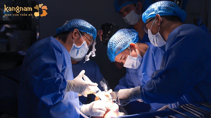 Quá trình phẫu thuật diễn ra trong nhiều giờ đồng hồ