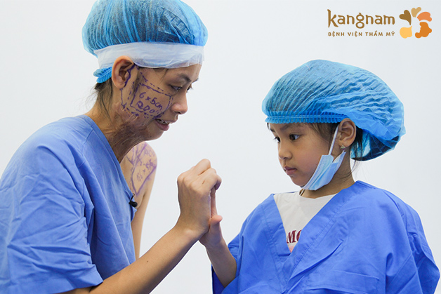 Linh và con gái trước giờ phẫu thuật