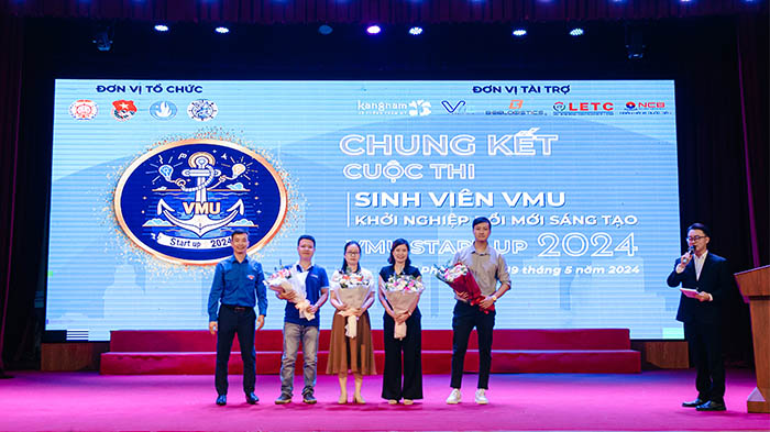 Giám đốc Viện thẩm mỹ Kangnam Hải Phòng (áo đen) chụp ảnh cùng các sinh viên VMU