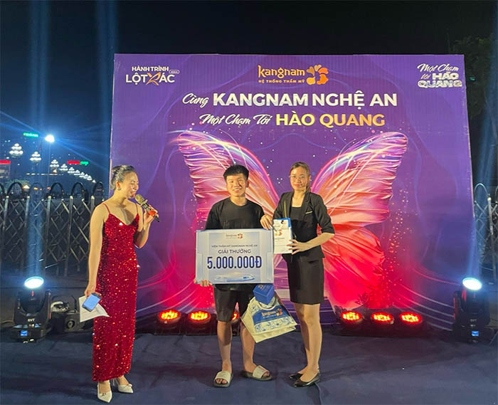 Trao quà cho khách hàng may mắn trúng thưởng