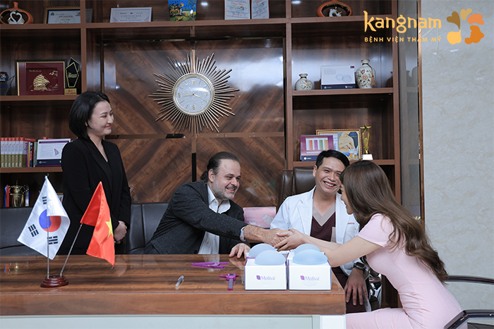 Khách hàng được tư vấn nâng ngực miễn phí từ GS.BS Marcos Sforza