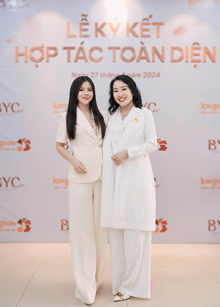 Hai bên đối tác hào hứng chia sẻ về kinh nghiệm làm đẹp trong lĩnh vực của mình và chụp hình kỷ niệm