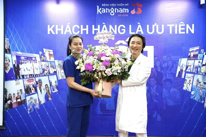 Ts.Bs Võ Tiến Huy chụp ảnh lưu niệm cùng cán bộ điều dưỡng