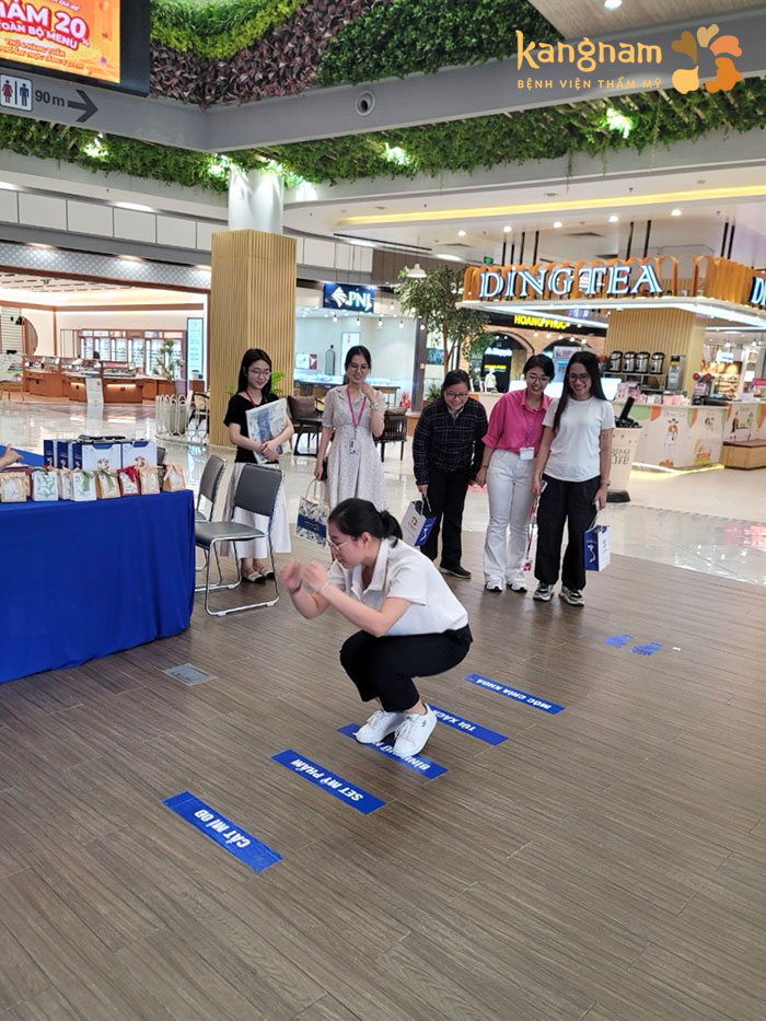 Khách hàng tham gia trò chơi để được nhận quà