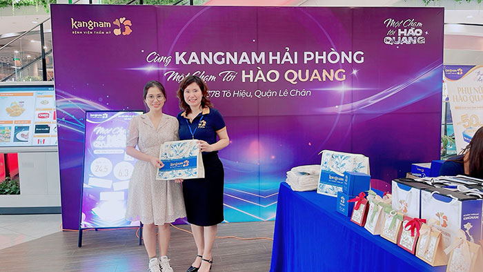Đại diện Kangnam trao quà cho khách hàng