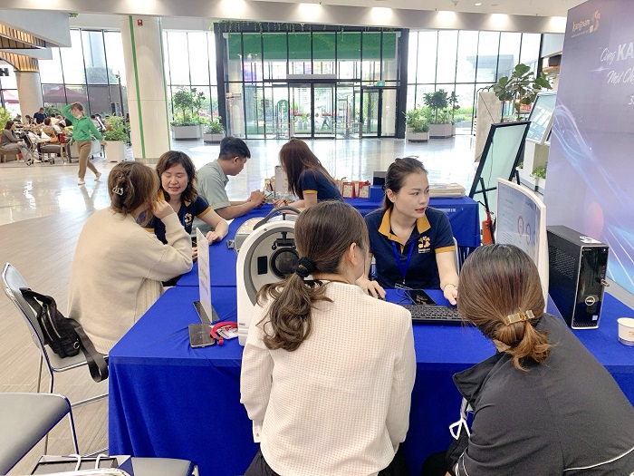 Tham gia sự kiện khách hàng được bác sĩ da liễu soi da miễn phí