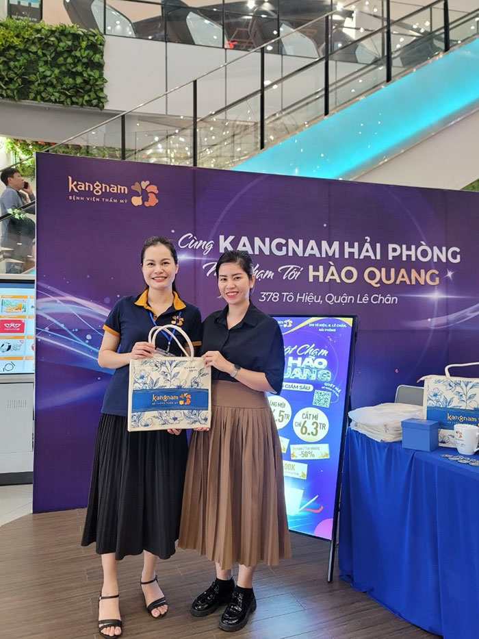 Rất nhiều phần quà hấp dẫn đã được trao cho khách hàng