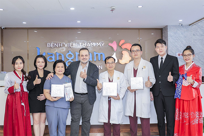 Đội ngũ bác sĩ, nhân viên tại Kangnam tham dự sự kiện cùng GS.BS Marcos Sforza