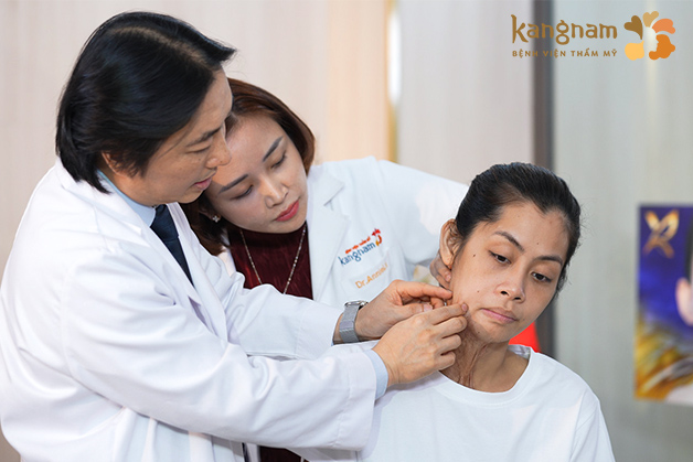 TS.BS Richard Huy và BS Annie Lê thăm khám cho Diệu Linh