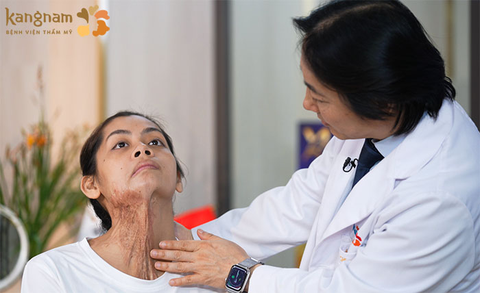 TS.BS.Richard Huy thăm khám và đánh giá tình trạng của Diệu Linh