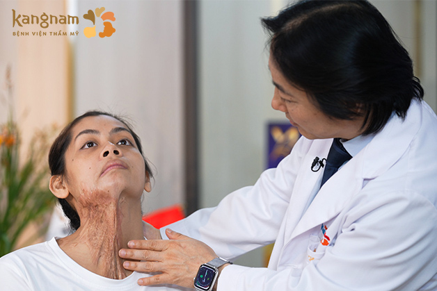 TS.BS Richard Huy và bác sĩ trong Ekip Hành trình Lột xác thăm khám cho Diệu Linh