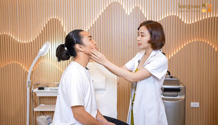 Bác sĩ Annie Lê thăm khám, đánh giá tình trạng của Tự