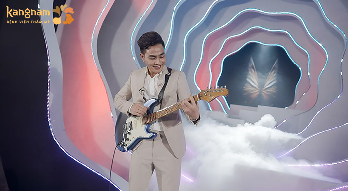 Tự xuất biểu diễn trên sân khấu với nụ cười tươi, tự tin thể hiện bản thân