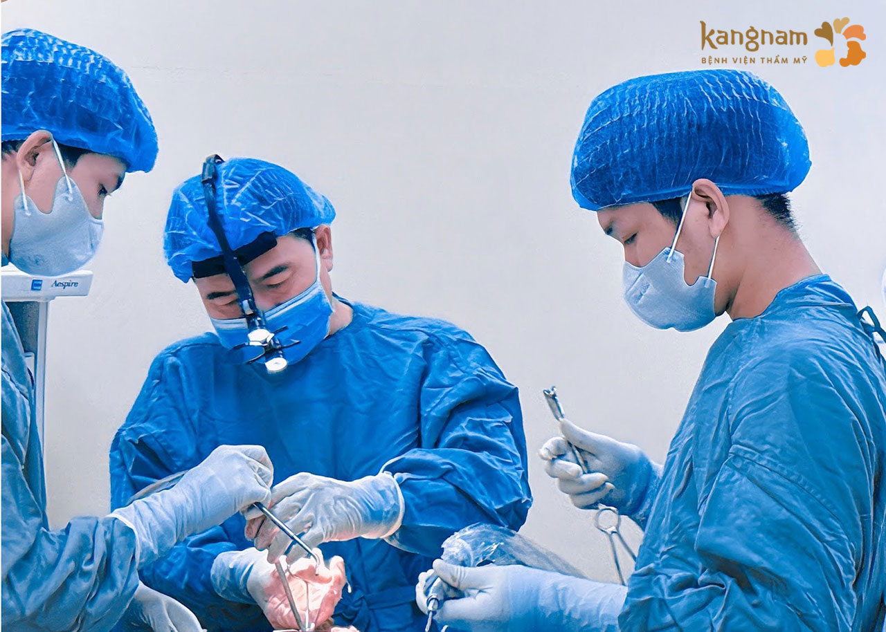 Phần lớn thời gian bác sĩ Felix Trần trong phòng mổ để trùng tu nhan sắc cho khách hàng