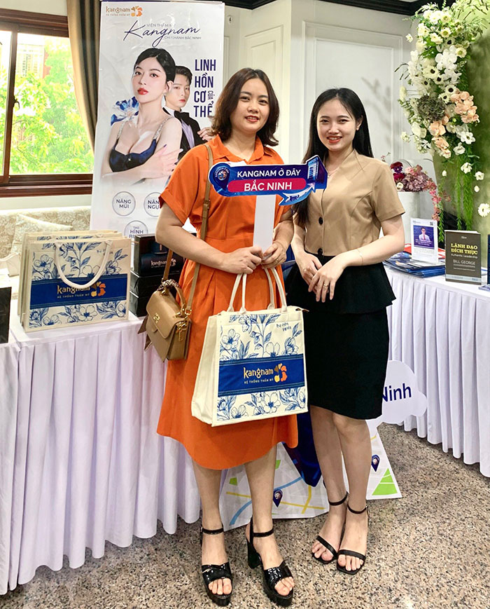 Các phần quà của Kangnam được trao cho các khách mời tham dự