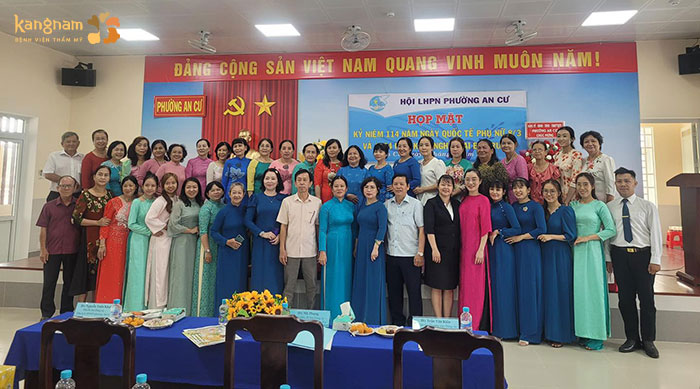Đại diện cơ sở chụp ảnh lưu niệm cùng các ban ngành và hội phụ nữ