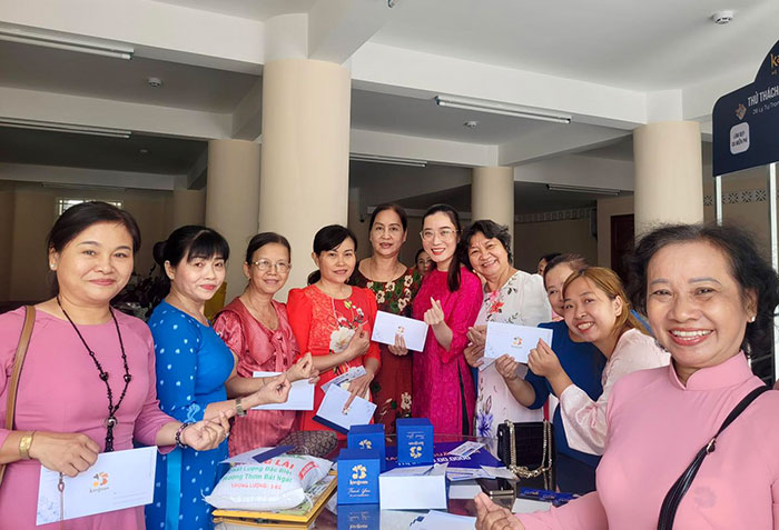 Chị em phụ nữ phường An Cư nhận các phần quà của Kangnam trao tặng