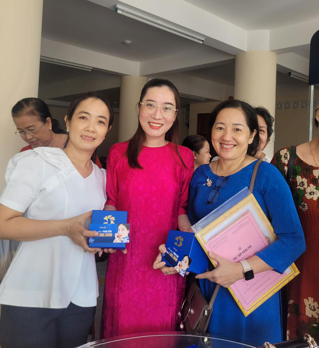 Các phần quà được trao tặng cho hội phụ nữ phường