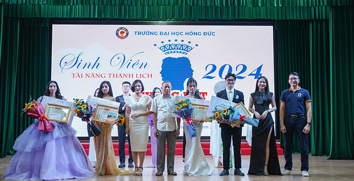 Những giải thưởng giá trị được Kangnam trao tặng cho các thí sinh xuất sắc(Ảnh: nguồn ĐH Hồng Đức)