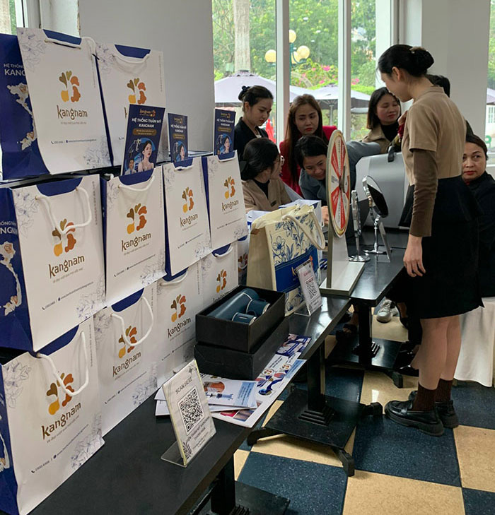 Nhiều phần quà hấp dẫn dành tặng cho những khách hàng tham gia