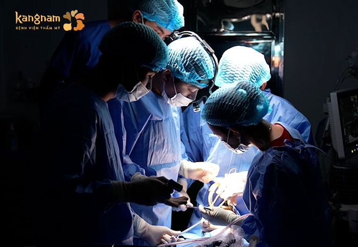 Ekip bác sĩ tiến hành phẫu thuật