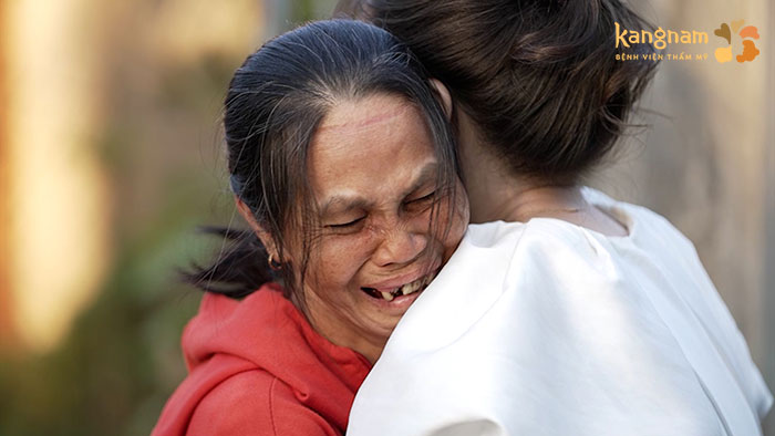 Mẹ của cô xúc động khi gặp lại con gái