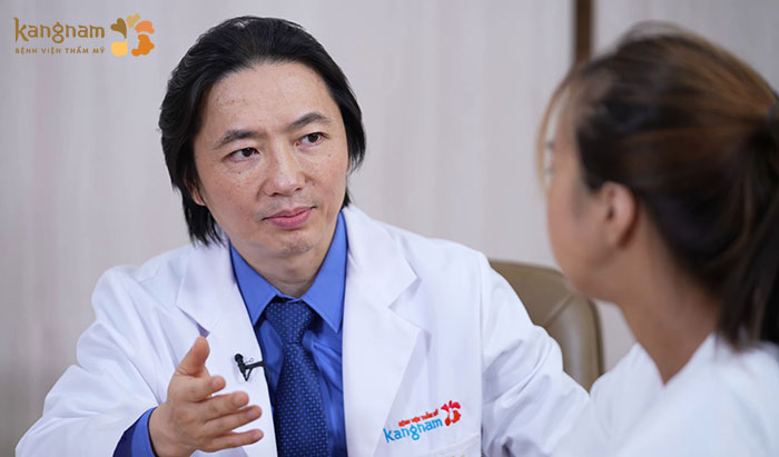 Ts.Bs Richard Huy đánh giá tình trạng của Kim Phượng cấu trúc hàm dưới và cằm bị thiểu sản