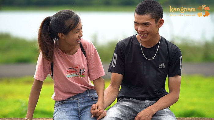 Mặc dù bị dè bỉu về nhan sắc nhưng Phượng vẫn được chồng yêu thương