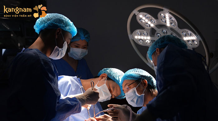 Ekip bác sĩ tiến hành phẫu thuật cho Hưng