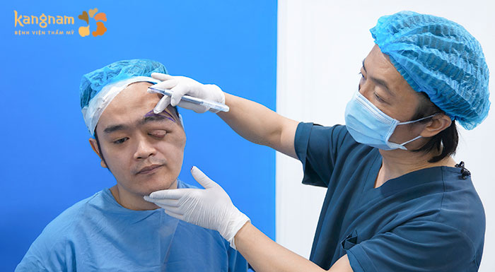 TS.BS Richard Huy đánh dấu vị trí cần phẫu thuật