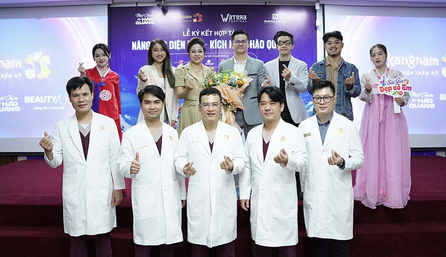 Các bác sĩ tham dự sự kiện và cùng lắng nghe chia sẻ về chiến dịch “Một chạm tới hào quang”