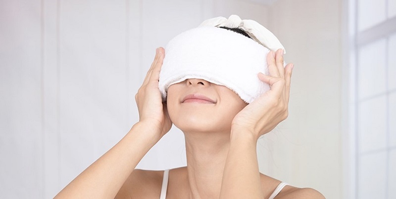 Chườm lạnh giúp vùng mắt được thư giãn