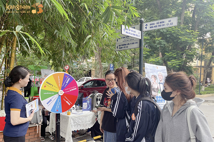 Các bạn sinh viên Học Viện Ngân Hàng hào hứng với vòng quay may mắn nhận thưởng của Kangnam