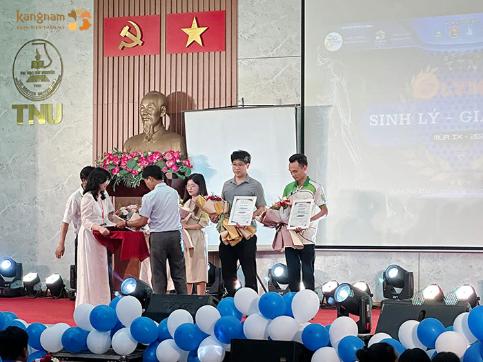 Bác sĩ Min Hoo nhận bằng khen từ nhà trường trao tặng