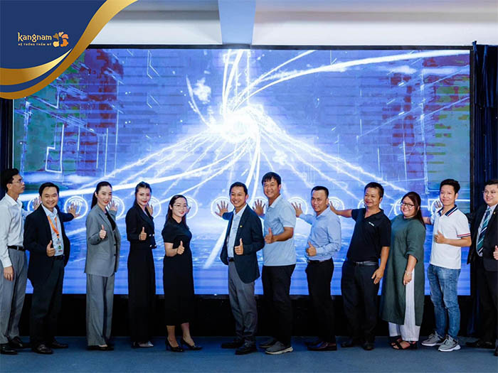 Đại diện Kangnam Cần Thơ và FPT Polytechnic Cần Thơ cùng với các thành viên tham dự chụp hình kỉ niệm