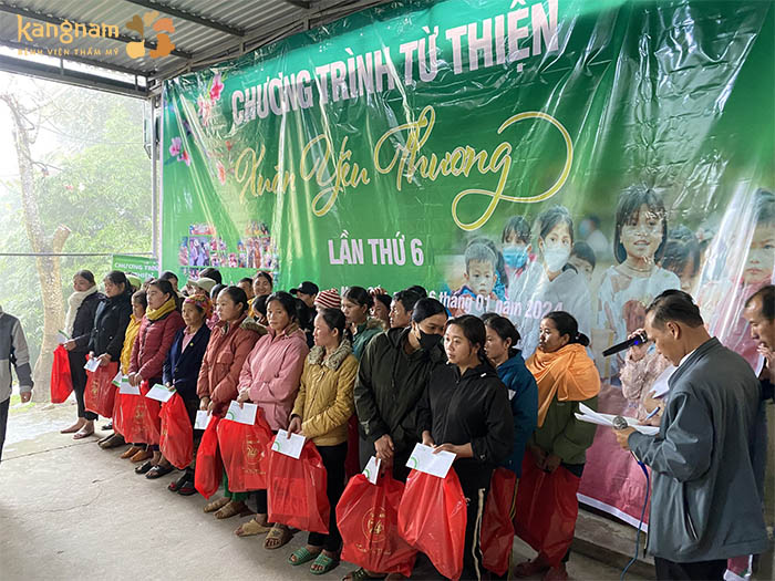 Kangnam vinh dự được trao những phần quà ý nghĩa đến người dân  xã Nậm Cắn