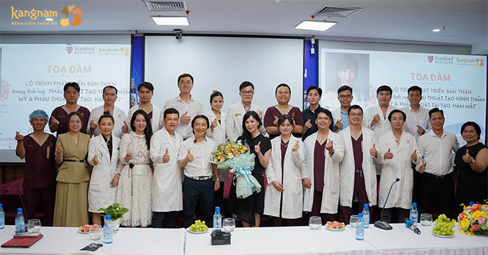 Kết thúc buổi tọa đàm, các chuyên gia và bác sĩ chụp hình lưu niệm