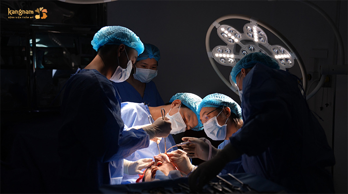 Quá trình xử lý phần khối u kết mạc bên trong cho Hưng gặp nhiều khó khăn