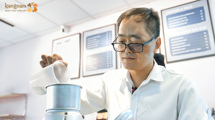 Hưng dần trở nên thu mình, khép kín vì ngoại hình khác thường