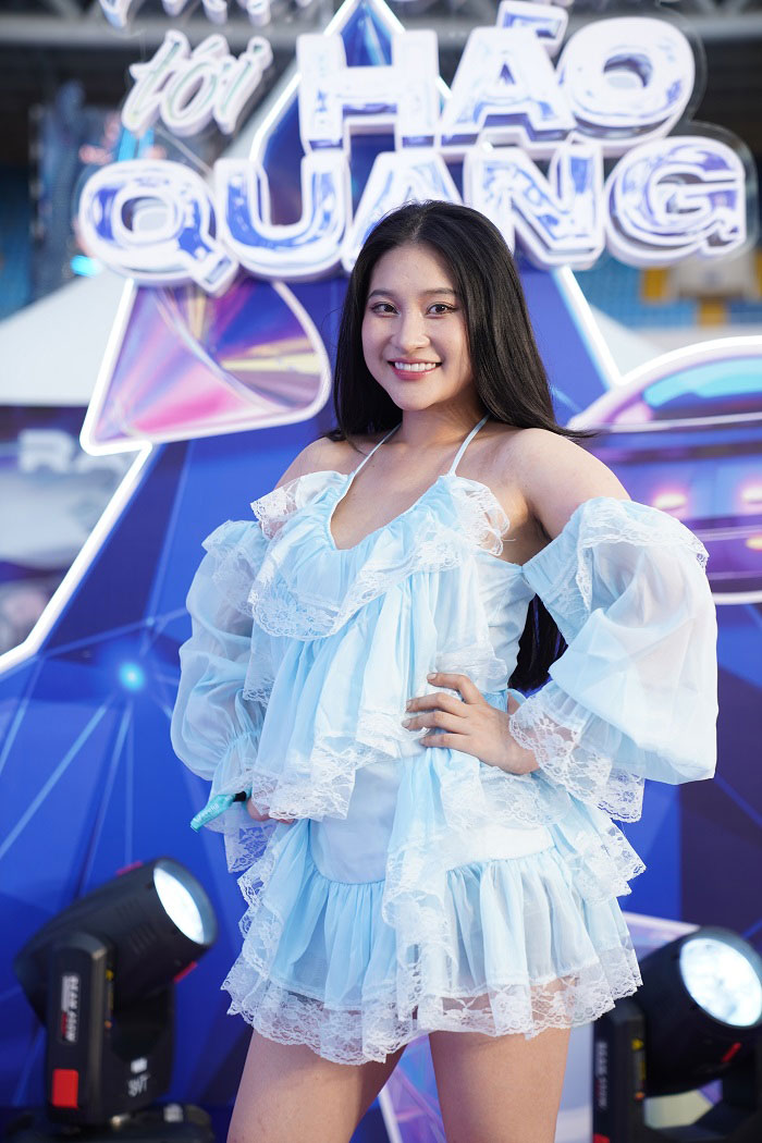 Diễn viên Hồng Anh xuất hiện rạng rỡ, chia sẻ và truyền cảm hứng cho các bạn trẻ