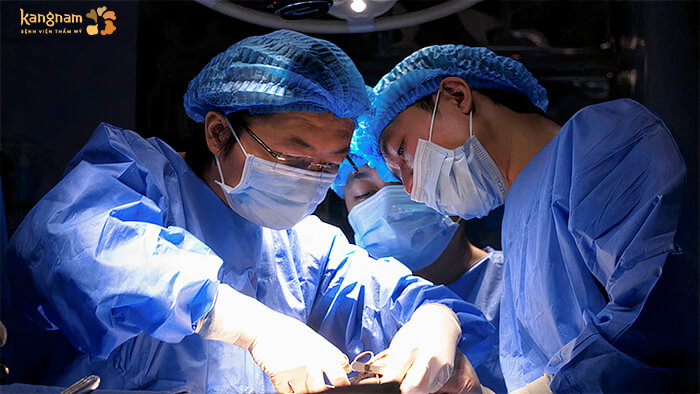 Quá trình Dr. Richard Huy bóc tách cân cơ thái dương cho Huyền Trang