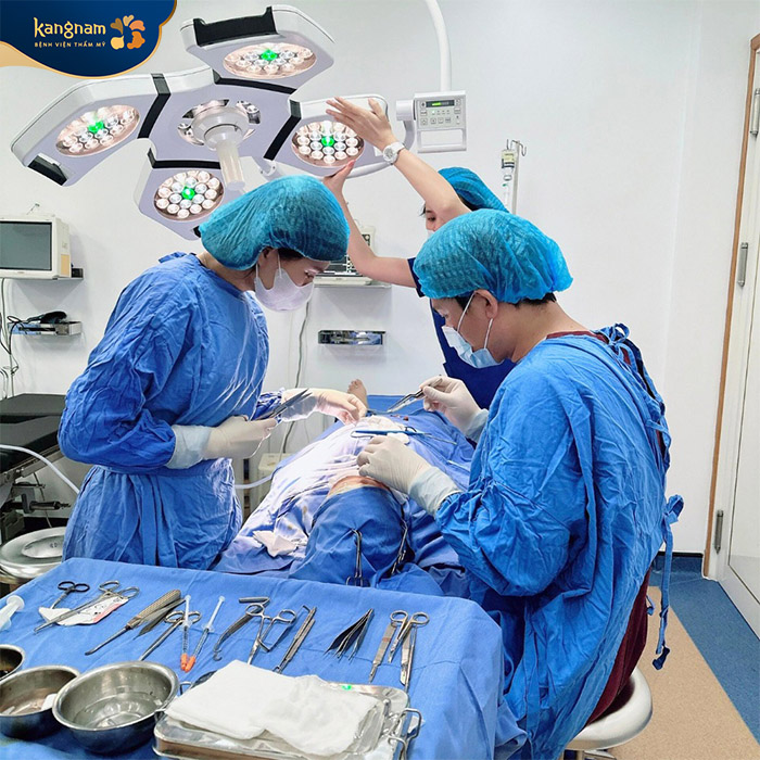 Dr.Lucas Hoàng chinh phuc nhiều ca phẫu thuật khó