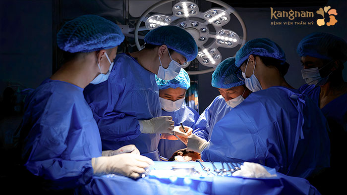 Ekip bác sĩ thực hiện phẫu thuật 