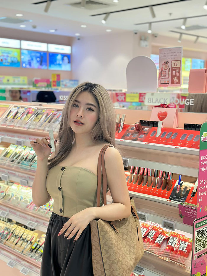 Diện mạo mới sexy, quyến rũ đầy tự tin của Thạch Phạm Nhã Trúc 