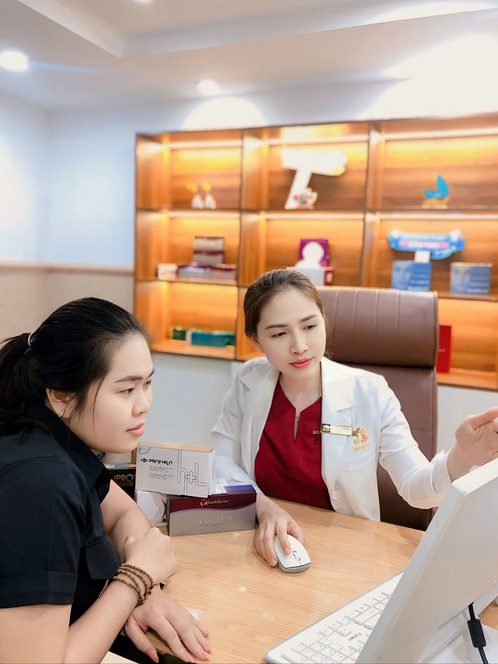 Bác sĩ Da liễu thường trực tại cơ sở, trực tiếp thăm khám, tư vấn & điều trị cho Khách hàng